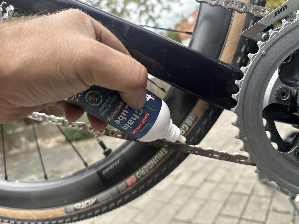 aplikace squirt chain lube na nový řetěz